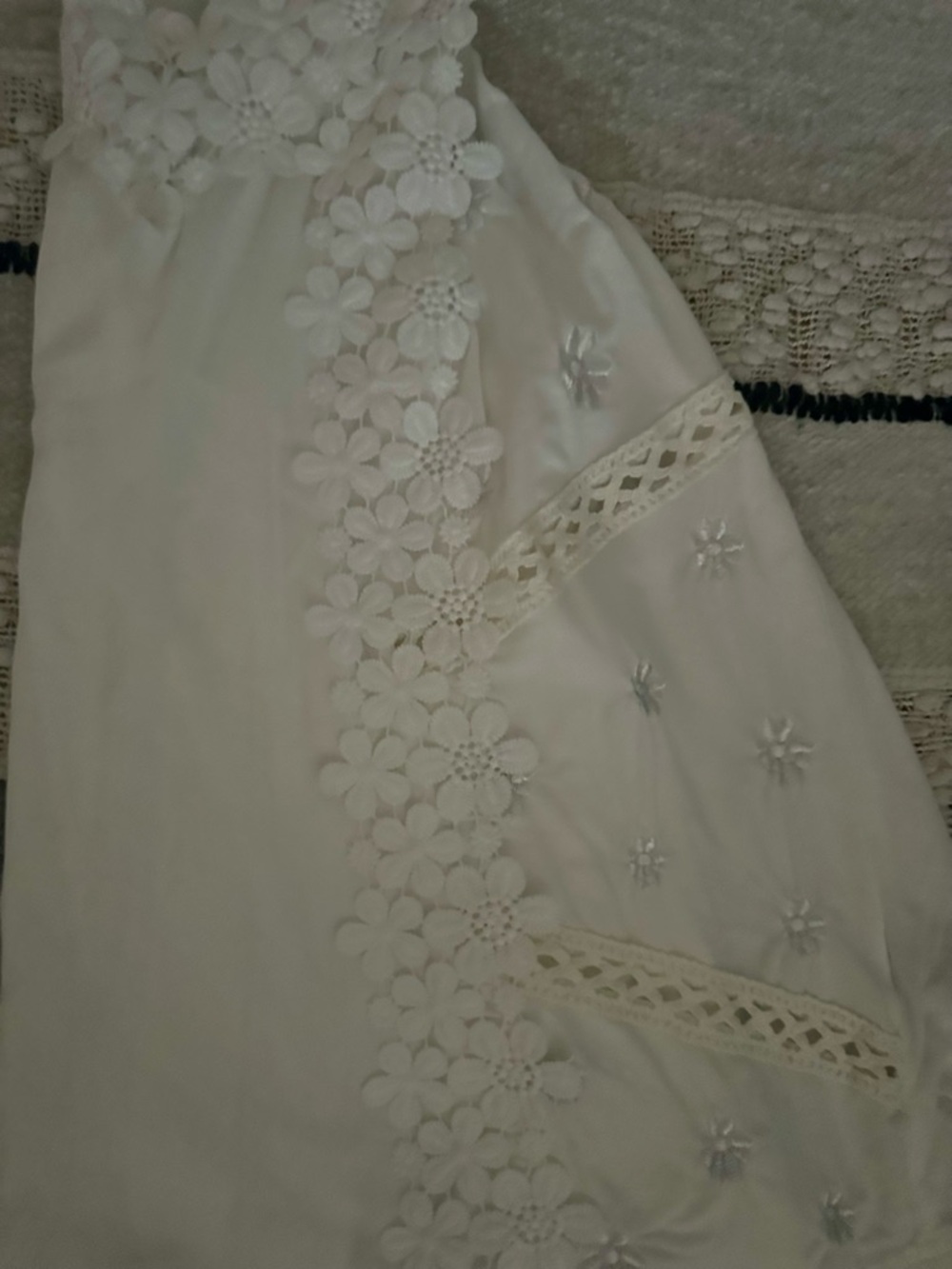 New POL White Embroidered V-Neck Sleeveless Top - Picture 5 of 5